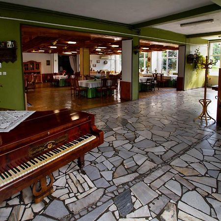 Zajazd Grodek Bujak Robert Naclegi I Restauracja Grodkow  Exteriör bild
